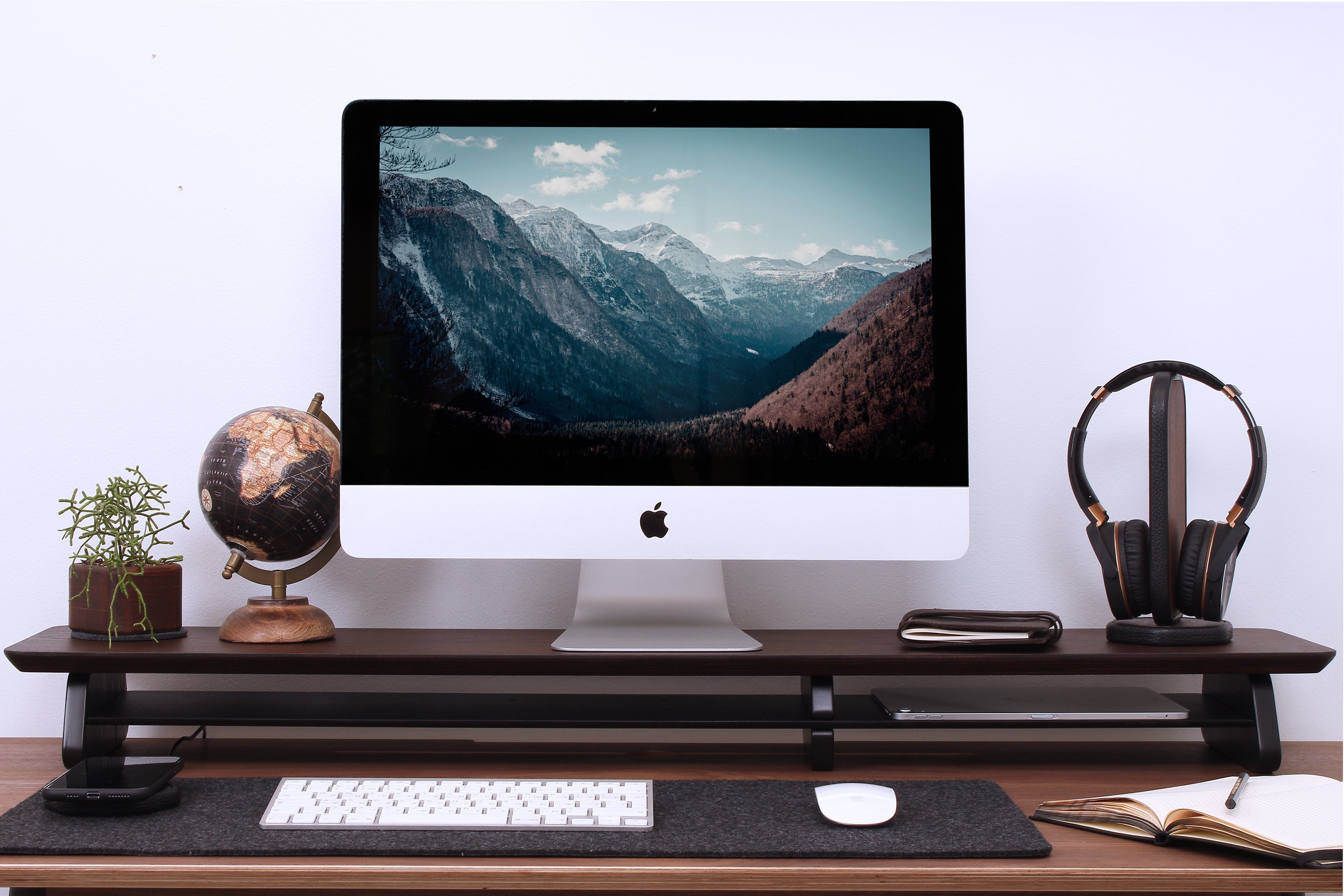Monitor stand with shelf